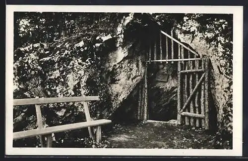 AK Allander Tropfsteinhöhle, Bank vor dem Eingang