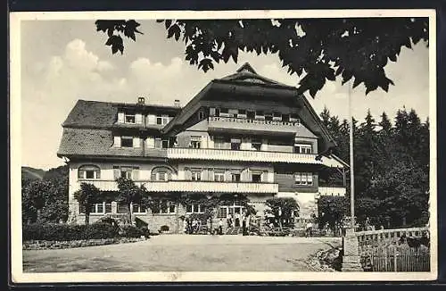 AK Menzenschwand /Schwarzwald, Erholungsheim mit Strasse u. kleiner Versammlung