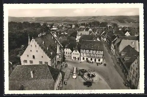 AK Volkach a. M., Marktplatz u. Rathaus mit Blick zum Kirchberg aus der Vogelschau