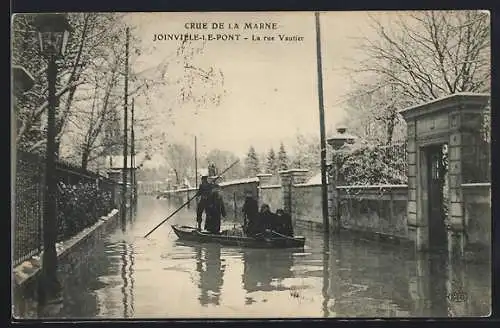 AK Joinville-le-Pont, La Rue Vautier, Crue de la Marne, Männer in einem Boot beim Hochwasser