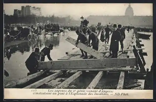 AK Paris, Crue de la Seine Janvier 1910, Sapeurs construisent un pont a l`Esplanade des Invalides