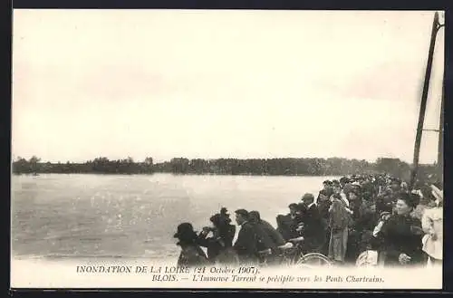 AK Blois, Inondations Octobre 1907, L`Immense Torrent se precipite vers les Ponts Chartrains