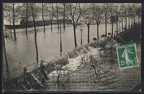 AK Paris, La Grande Crue de la Seine 1910, Porte de la Gare, Ortspartie bei Hochwasser