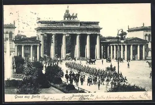 AK Berlin, Brandenburger Tor mit marschierenden Soldaten