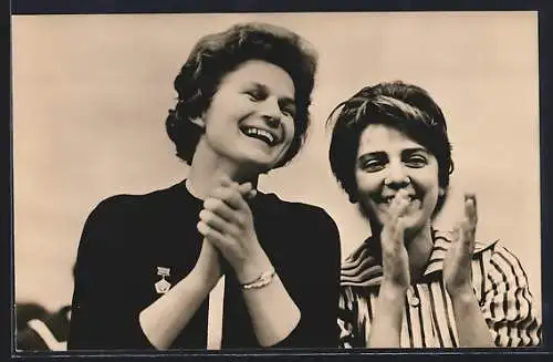 AK Moskau, 1. Kosmonautin Valentina Tereschkowa auf dem Weltkongress der Frauen 1963