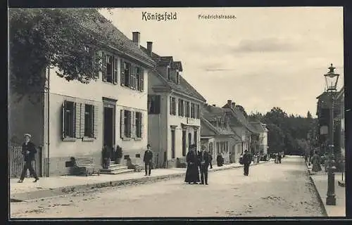 AK Königsfeld / Schwarzwald, Passanten in der Friedrichstrasse