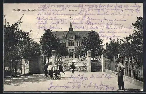 AK Niederau / Meissen, Schüler am Eingang zur Schule