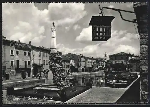 AK Lazise /Lago di Garda, Platz mit Denkmal und Schandkorb