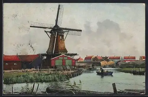 AK Photochromie NR. 1946, Serie 79: Zaandam, Ortspartie am Flussufer mit Windmühle und Boot mit Schafen