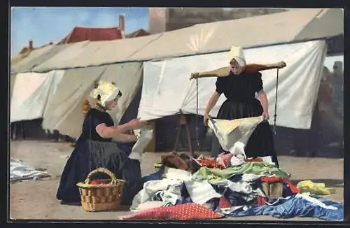 AK Photochromie NR. 1938: Middelburg, Mädchen in niederländischer Tracht auf einem Marktplatz mit Tragjoch u. Tüchern