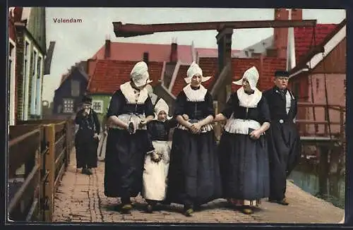 Künstler-AK Photochromie: Volendam, Damen in Tracht