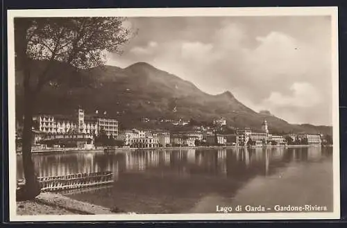 AK Gardone-Riviera /Lago di Garda, Totalansicht am See