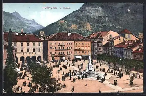 AK Bozen, Passanten am Denkmal auf dem Walterplatz