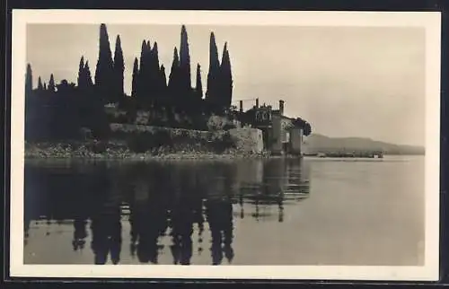 AK San Vigilio /Lago di Garda, Ortsansicht vom Wasser aus