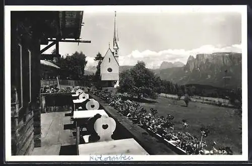 AK Kematen / Klobenstein a. Ritten, Aussicht einer Terrasse gegen Dolomiten und Kirche