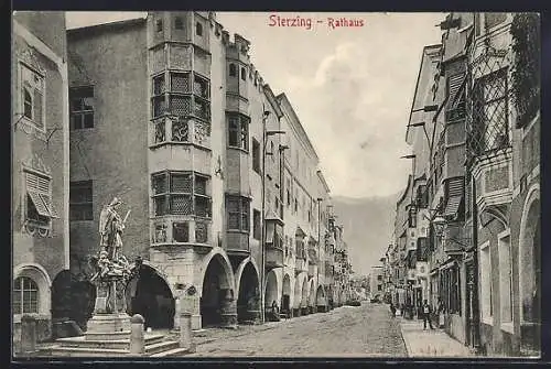AK Sterzing, Strassenpartie am Rathaus mit Denkmal