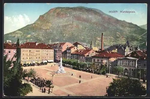 AK Bozen, Waltherplatz mit Denkmal und Berg aus der Vogelschau