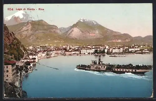 AK Riva /Lago di Garda, Ortsansicht mit Dampfer u. Bergpanorama