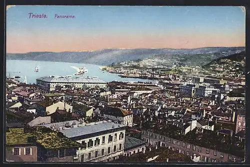 AK Trieste, Panorama mit Blick zum Hafen