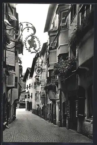 AK Klausen a. Eisack, Strassenpartie mit Gasthaus-Schildern