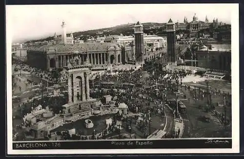 AK Barcelona, Plaza de Espana, Blick auf den Platz mit Strassenbahnen