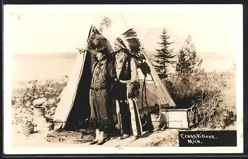 AK Cross Village, Mich., Indianer mit Squaw vorm Wigwam