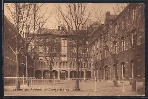 AK La Louvière, Pensionnat des Dames de la Croix-La cour