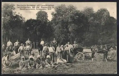 AK Deutsche Soldaten mit französischen Landarbeitern bei der Rapsernte in Nordfrankreich