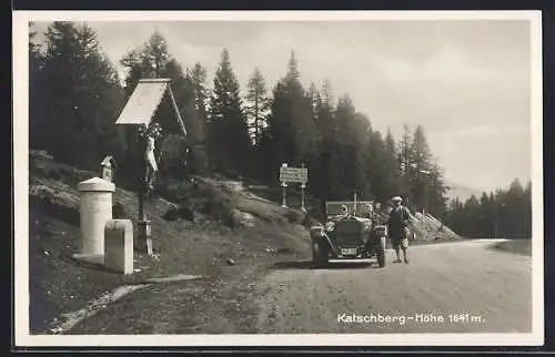 AK Auto Mercedes Benz auf der Katschberg-Höhe mit Wegekreuz