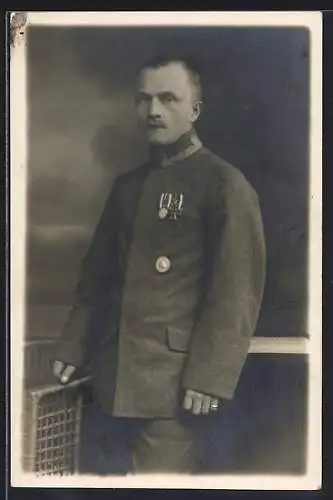 AK Uniformfoto Soldat mit Ordenspange und Verwundeten Abzeichen