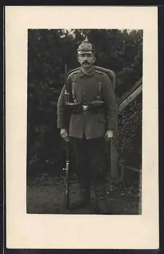 AK Uniformfoto Soldat mit Ersatz-Bajonett