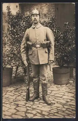 AK Uniformfoto Soldat mit Pickelhaube Baden