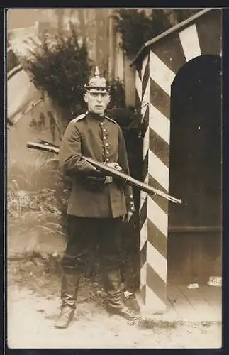 AK Uniformfoto Soldat in Uniform mit Gewehr