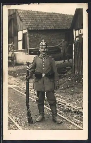 AK Uniformfoto, Soldat mit Pickelhaube und Gewehr