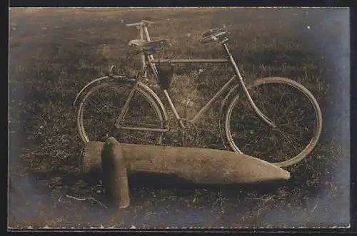 Foto-AK Sprengkörper und Fahrrad auf einem Feld