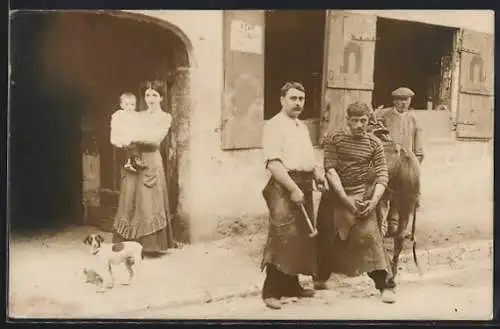 Foto-AK Schmied mit Hund und Familie bei der Arbeit