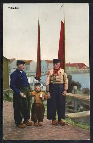 Künstler-AK Photochromie Nr. 4466: Volendam, Uferpartie mit zwei Männern und einem Jungen