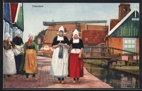 Künstler-AK Photochromie Nr. 4479: Volendam, Niederländerinnen mit weissen Hauben und Holzschuhen beim Spaziergang