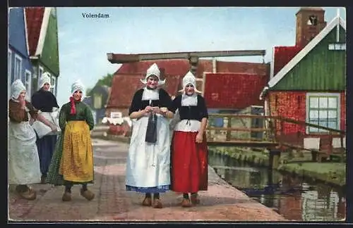 Künstler-AK Photochromie Nr. 4479: Volendam, Niederländerinnen mit weissen Hauben und Holzschuhen beim Spaziergang