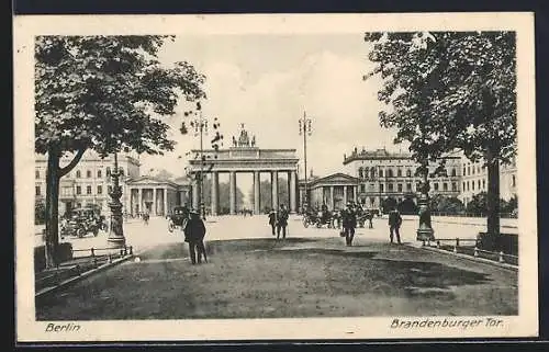 AK Berlin, Totale vom Brandenburger Tor mit Passanten und Verkehr