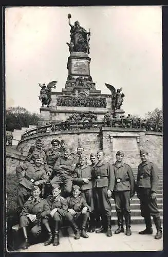 Foto-AK Rüdesheim, Nationaldenkmal mit Soldatengruppe
