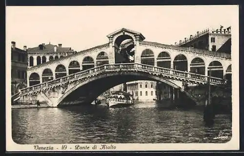 AK Venezia / Venedig, Ponte di Rialto, Schiff unter der Rialtobrücke