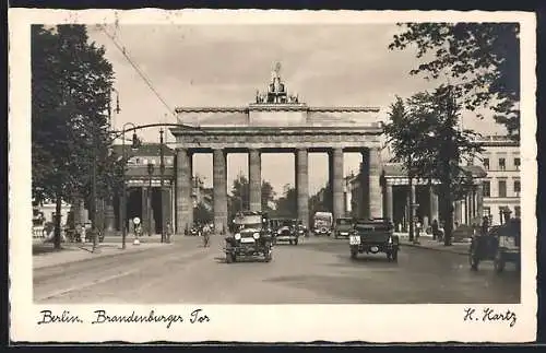 AK Berlin, Brandenburger Tor mit Strasse