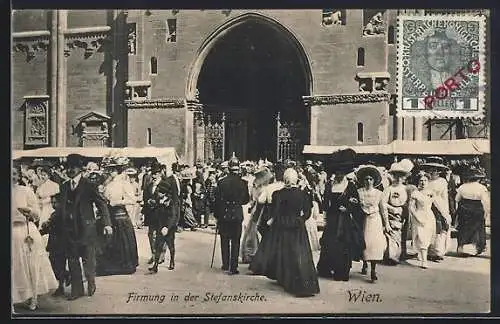 AK Wien, Stefanskirche, Firmung, Versammlung vor dem Portal, mit Polizist