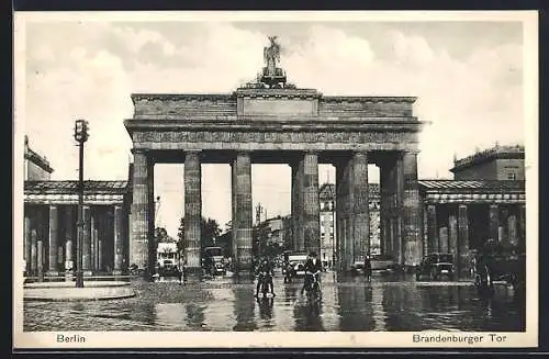 AK Berlin, Brandenburger Tor bei Regenwetter