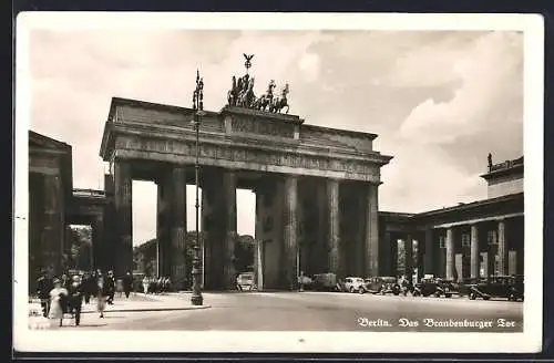 AK Berlin, Das Brandenburger Tor mit Autoverkehr