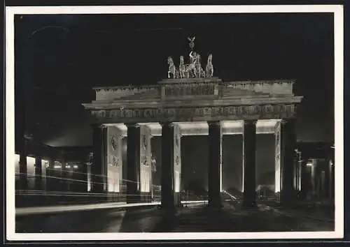 AK Berlin, Brandenburger Tor bei Beleuchtung