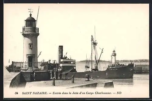 AK Saint-Nazaire, Entrée dans la Jetée d`un Cargo Charbonnier, Leuchtturm