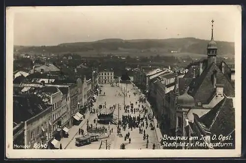 AK Braunau a. Inn, Stadtplatz v. Rathausturm gesehen, Brunnen, Leute