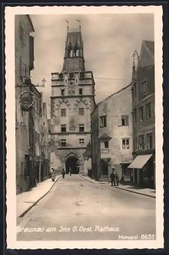 AK Braunau a. Inn, Strassenpartie mit Oest. Rathaus